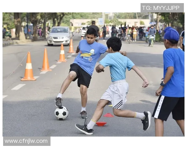 足球明星化身普通人街头踢球无人识破真身引发热议