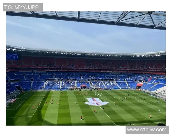 《全球足球巨星同台竞技，打造最真实的球场传奇体验》